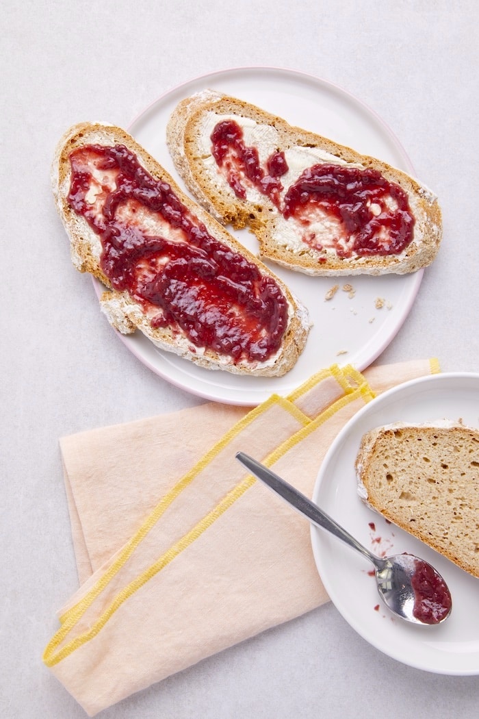 Krustenbrot mit Marmelade