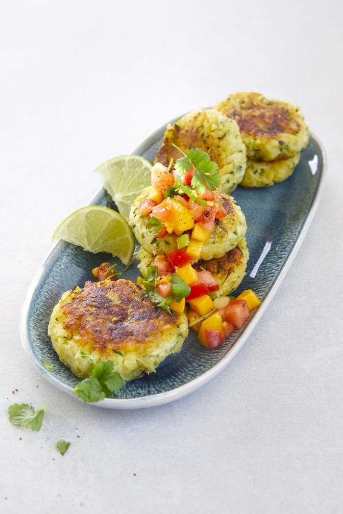 Kartoffel-Zucchini-Bratlinge mit fruchtiger Tomatensalsa