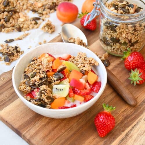 Selbstgemachtes Knuspermüsli mit Früchten