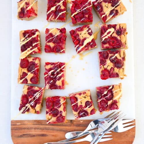 Kichererbsen Blondies mit Himbeeren