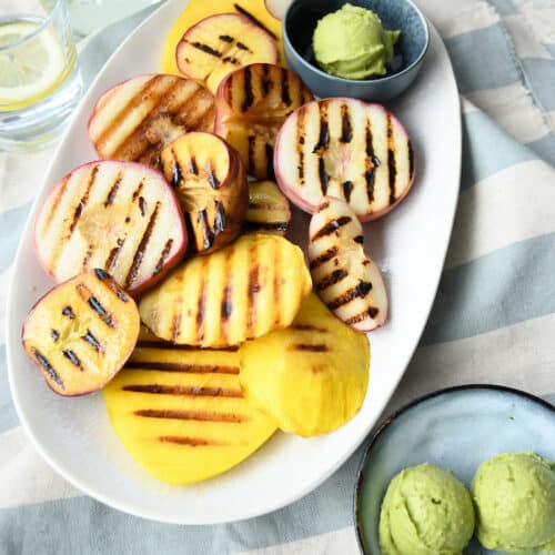 Gegrillte Früchte mit Avocado-Zitronen-Eis