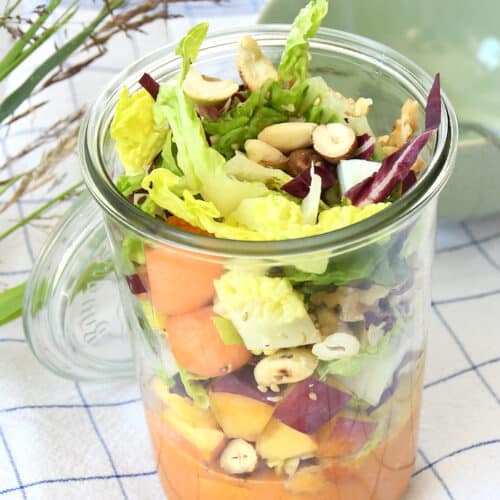 Fruchtiger Salat im Glas