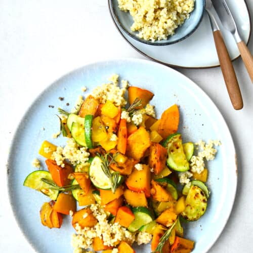 Gemüsepfanne mit Kürbis, Zucchini und Hirse
