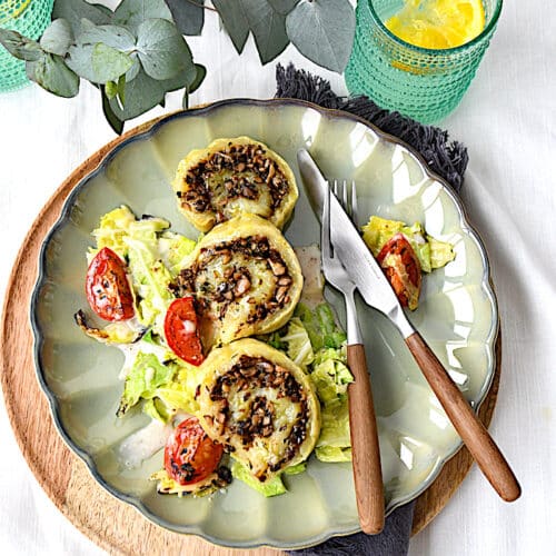 Kartoffelrolle auf Wirsing-Tomaten-Gemüse