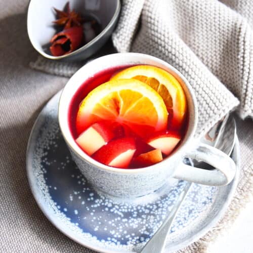 Weihnachts-Punsch mit Blaubeersaft