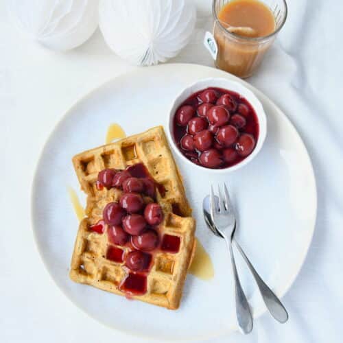 Glutenfreie Waffeln mit heißen Kirschen