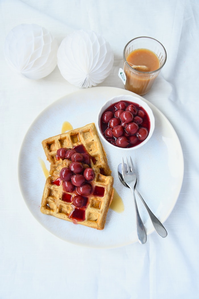 Glutenfreie Waffeln mit heißen Kirschen