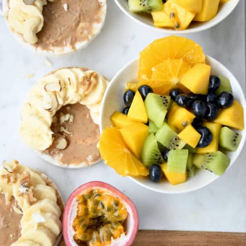 Obstsalat mit Reiswaffeln und Nussmus