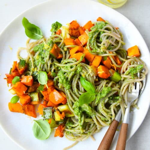 Glutenfreie Nudeln mit frischem Pesto und Kürbis