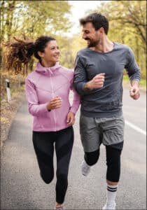 lebensfrohes Paar beim Joggen im Herbst