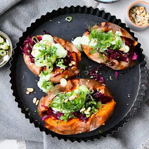 Süßkartoffel-Kumpir mit Rotkohl, Kräuter-Joghurt und Pinienkernen