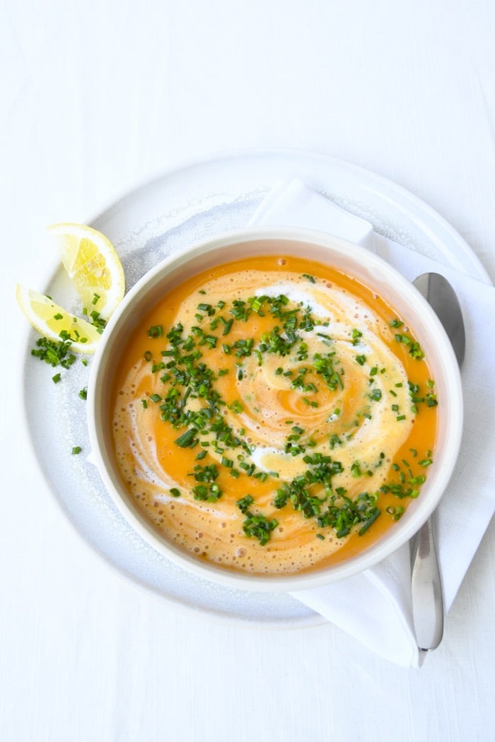 Möhren-Kartoffelsuppe mit Kräutern