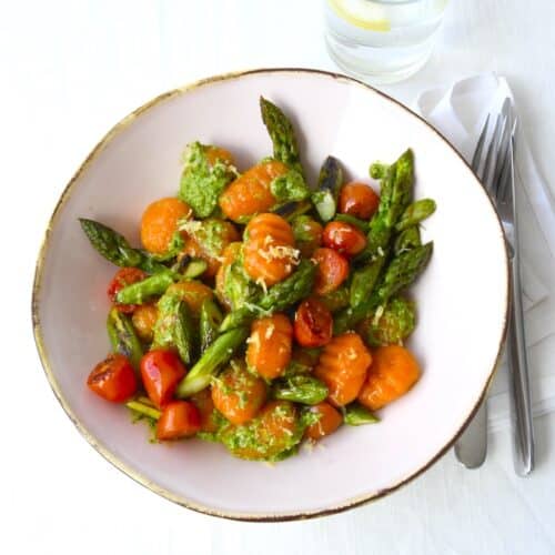 Süßkartoffel-Gnocchi mit Pesto, grünem Spargel und Tomaten