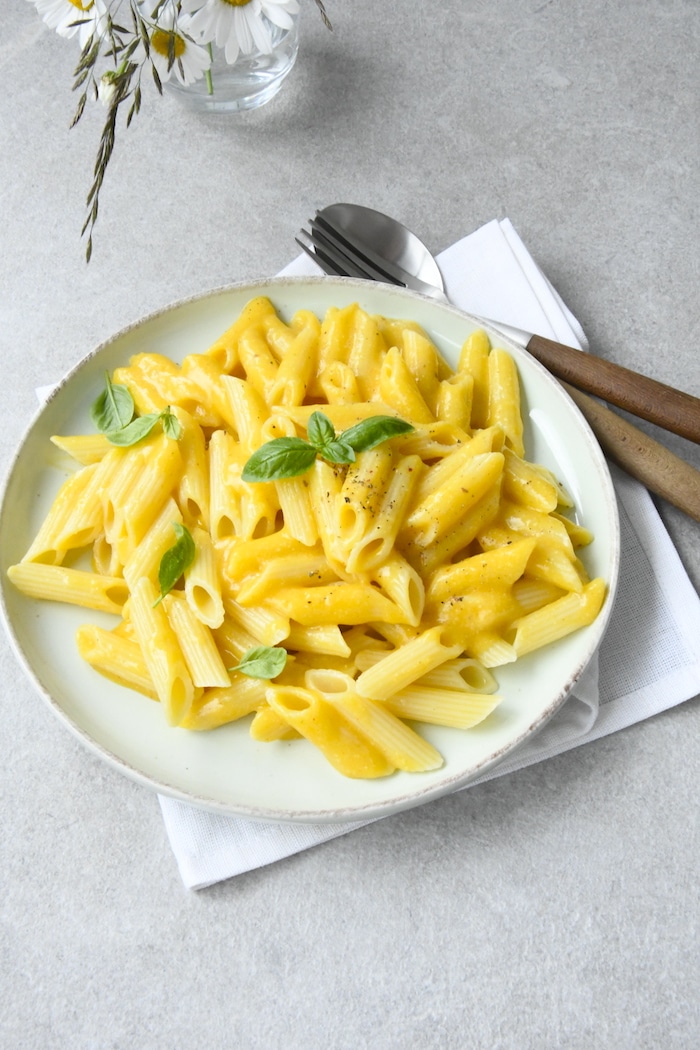 Vegane Mac & Cheese mit Kartoffel-Karotten-Sauce – glutenfrei & cremig