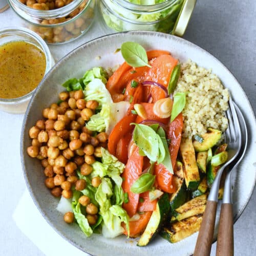 Kichererbsen auf Quinoa-Gemüse-Bowl mit oder ohne Hähnchen
