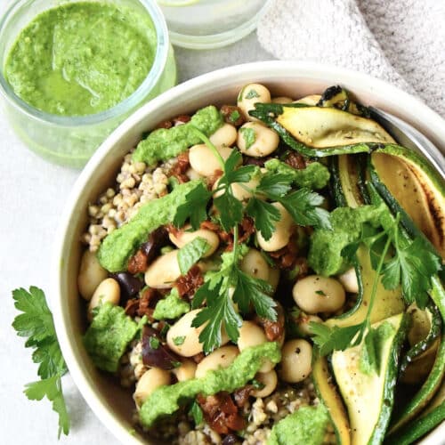 Power-Bowl mit Buchweizen, Zucchini & Petersilien-Zitronen-Dressing