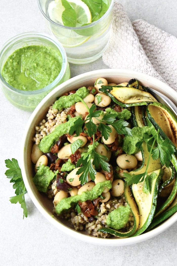 Power-Bowl mit Buchweizen, Zucchini & Petersilien-Zitronen-Dressing