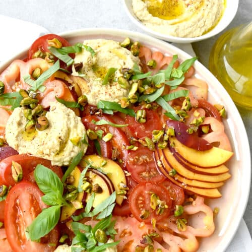 Tomaten-Pfirsich-Salat mit Hummus
