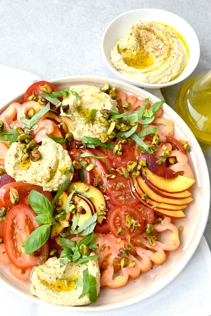 Tomaten-Pfirsich-Salat mit Hummus