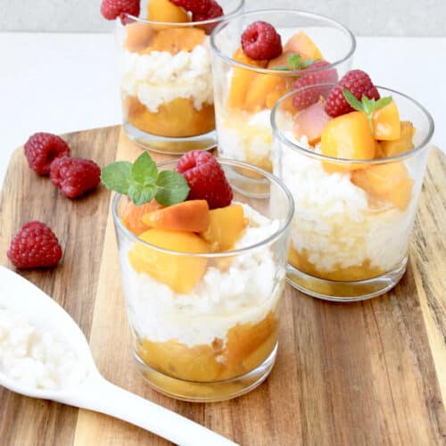 Veganer Milchreis im Glas mit Pfirsichkompott