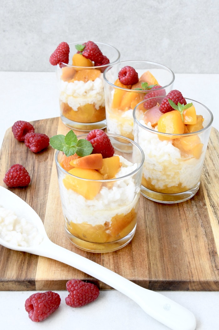 Veganer Milchreis im Glas mit Pfirsichkompott