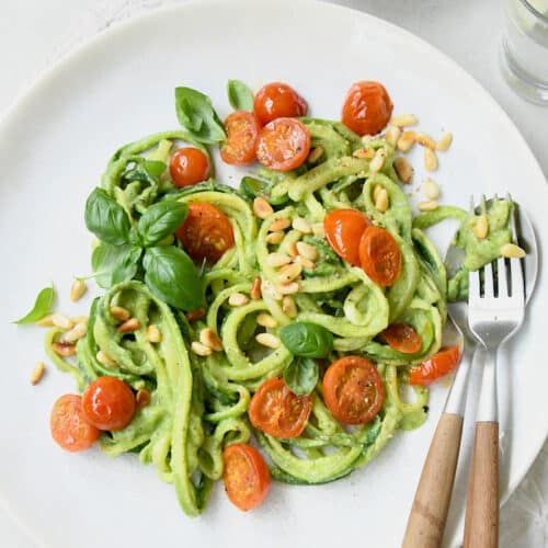 Zucchini-Nudeln mit cremiger Avocado-Basilikum-Soße 