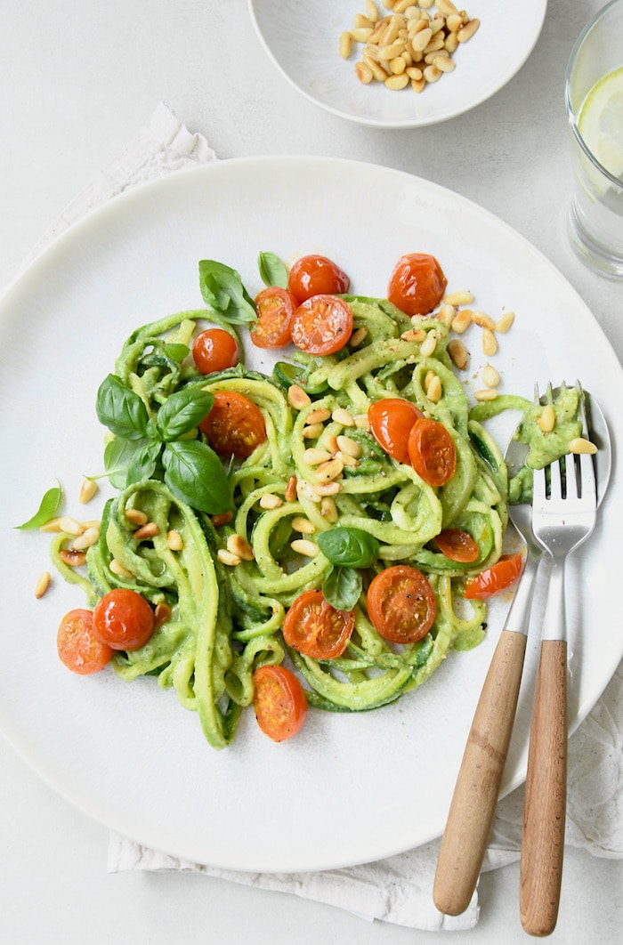 Zucchini-Nudeln mit cremiger Avocado-Basilikum-Soße 