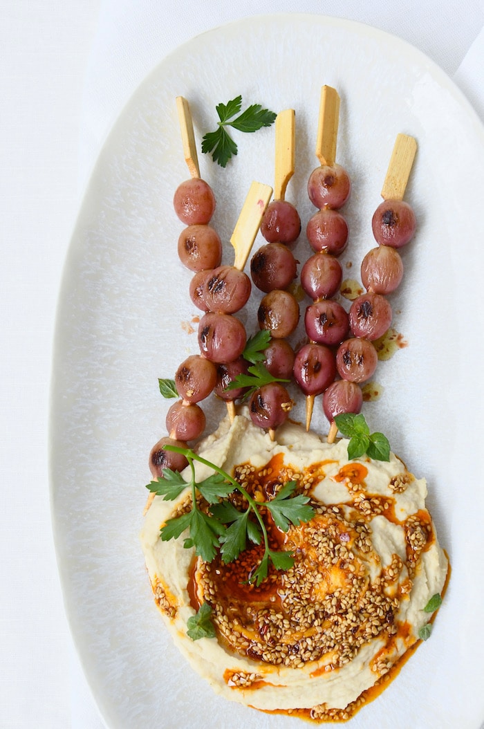 Trauben-Spieße mit Bohnen-Hummus