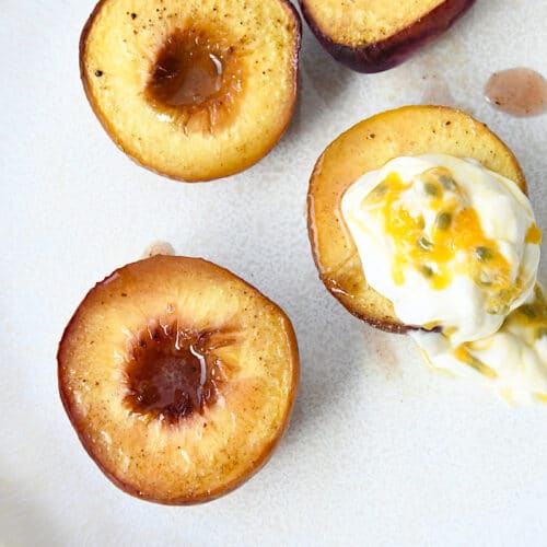 Glasierte Pfirsiche mit Maracuja-Joghurt
