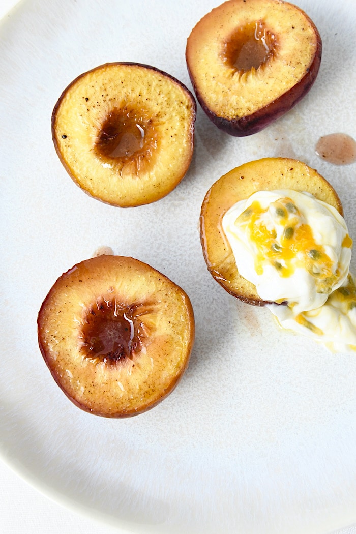 Glasierte Pfirsiche mit Maracuja-Joghurt