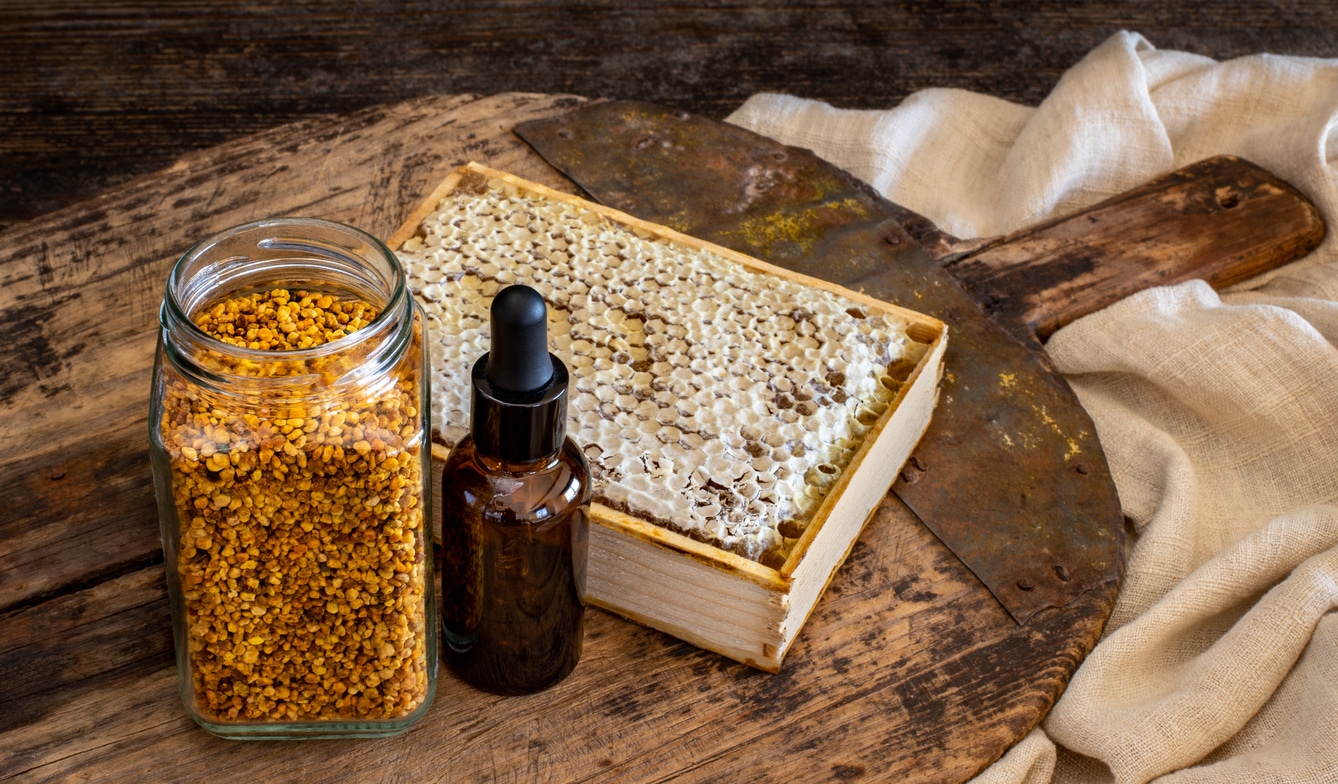 Braune medizinische Flasche mit Deckel, Weissglas mit Propolis, Honigwabe