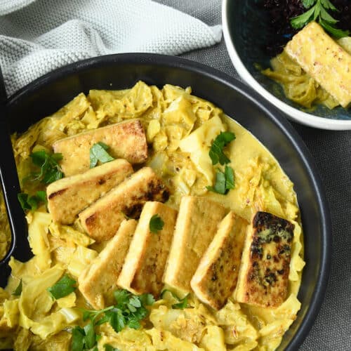 Cremiger Wirsing und Tofu in goldener Currysauce 