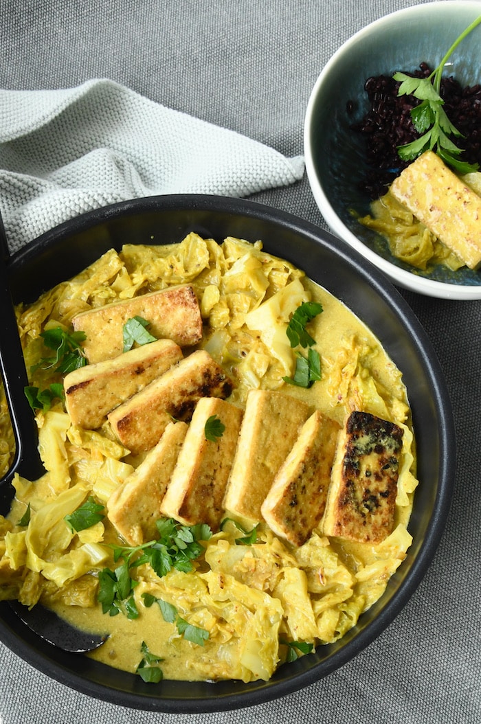 Cremiger Wirsing und Tofu in goldener Currysauce 