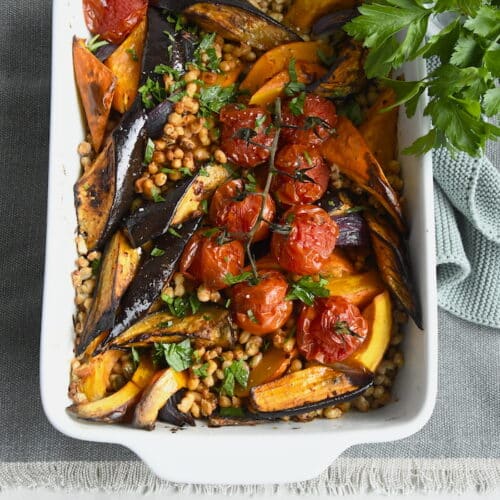 Weiße Bohnen mit Kürbis und Aubergine aus dem Ofen