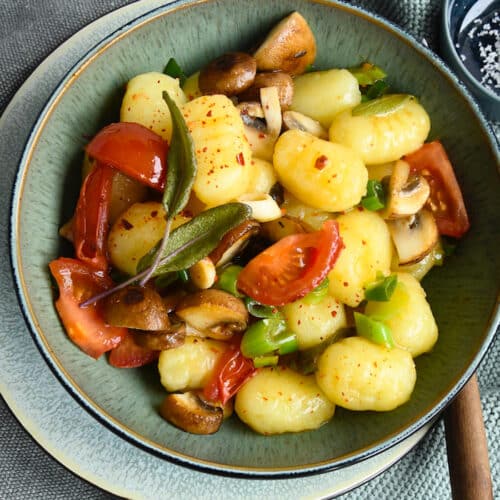 Gnocchi mit Pilzen, Tomaten & Salbei 