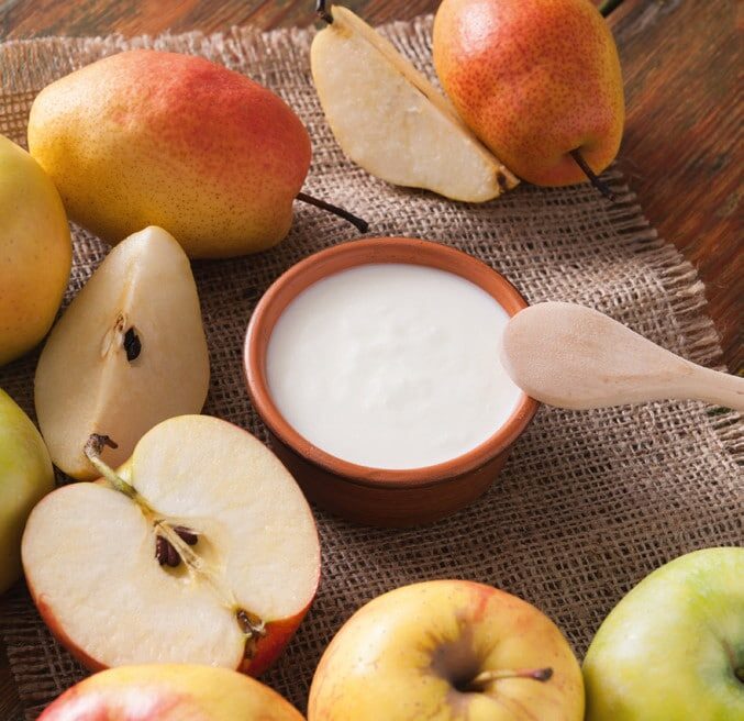 Äpfel, Birnen und Yoghurt sind gut als leicht verdauliche Zwischenmahlzeit geeignet