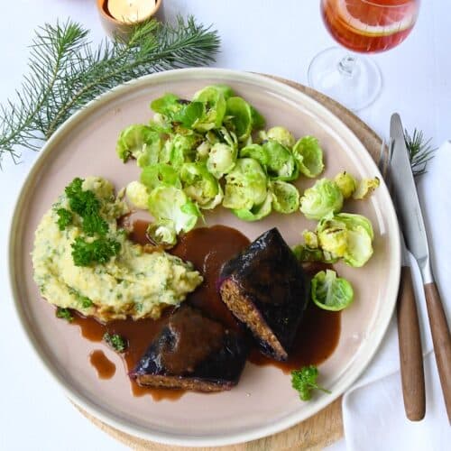 Vegane Rotkohl-Rouladen mit Linsen-Quinoa-Füllung, cremiger Petersilien-Polenta