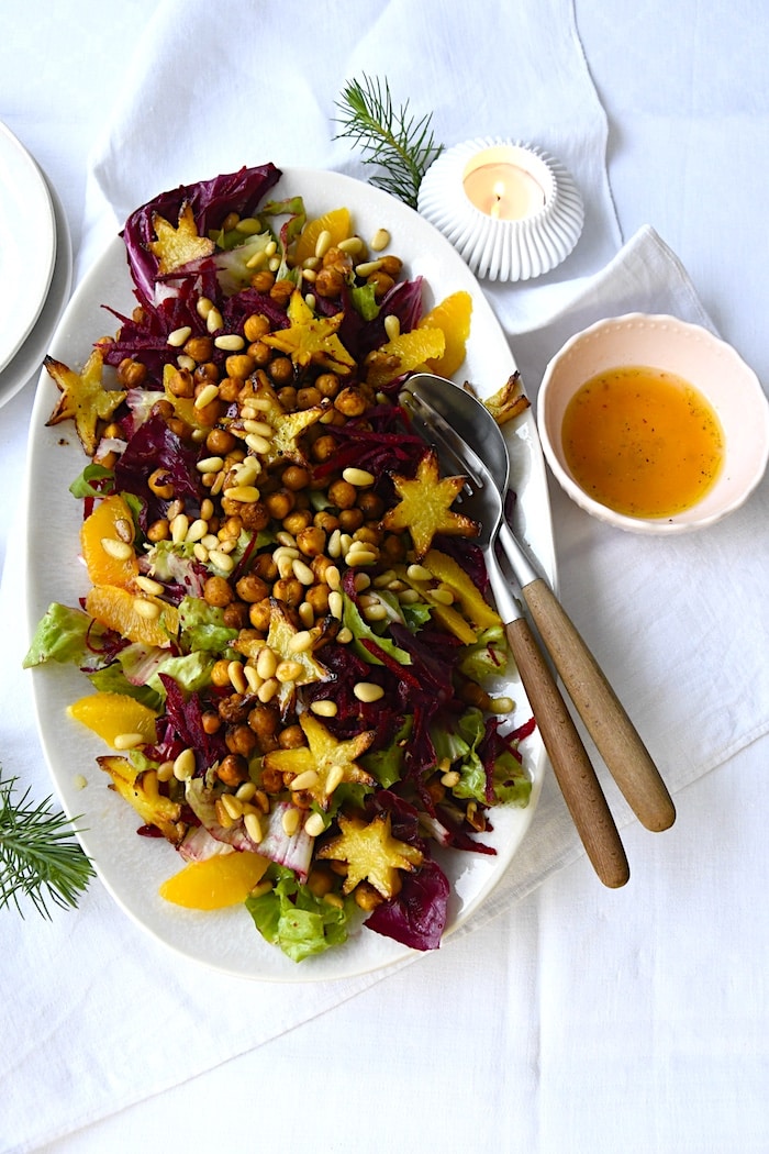 Weihnachts-Salat mit Roter Bete, Orangen und Kartoffelsternen