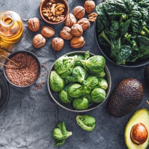 Foto von Gemüsesorten und Nüssen, die essentielle Omega-Fettsäuren enthalten