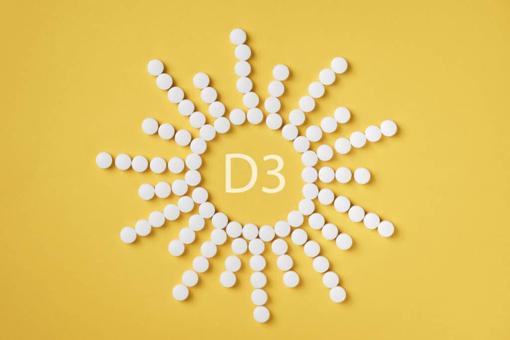 Vitamin D3 - Tabletten in Sonnenform angeordnet