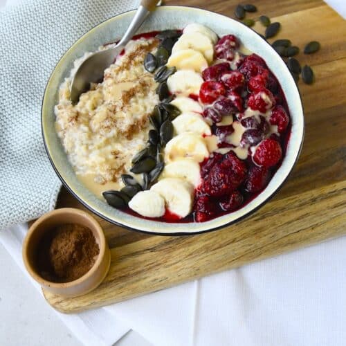 Himbeer-Porridge mit Kernen & Nussmus – antioxidatives Frühstück für stabile Energie