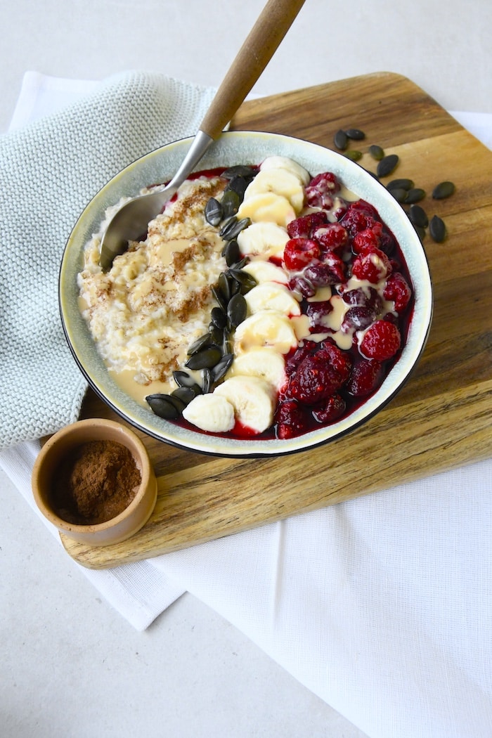 Himbeer-Porridge mit Kernen & Nussmus – antioxidatives Frühstück für stabile Energie