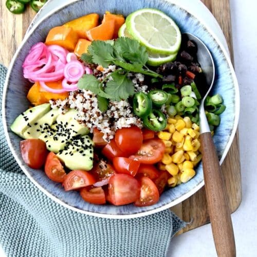 Nicoya-Bowl mit Ofenkürbis & schwarzen Bohnen – sättigende Power-Bowl aus Costa Rica