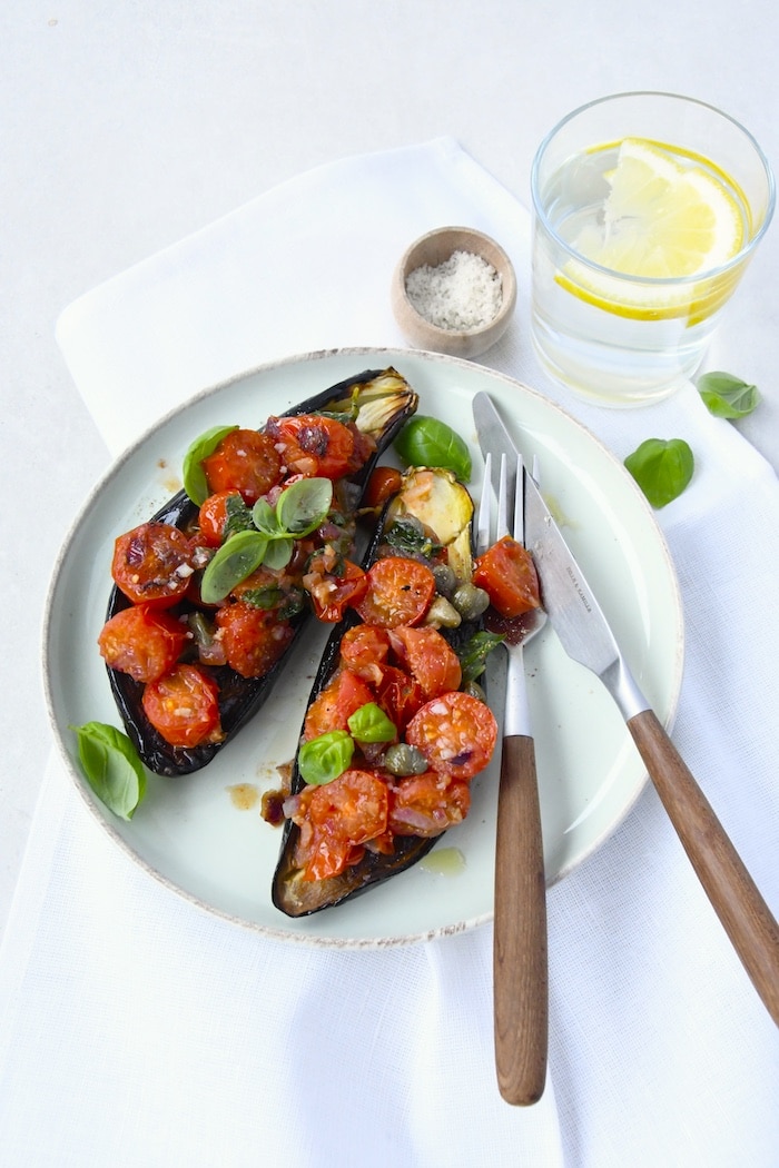 Mediterrane Auberginen mit Tomaten-Kapernsauce – sardisches Gemüsegericht voller Polyphenole
