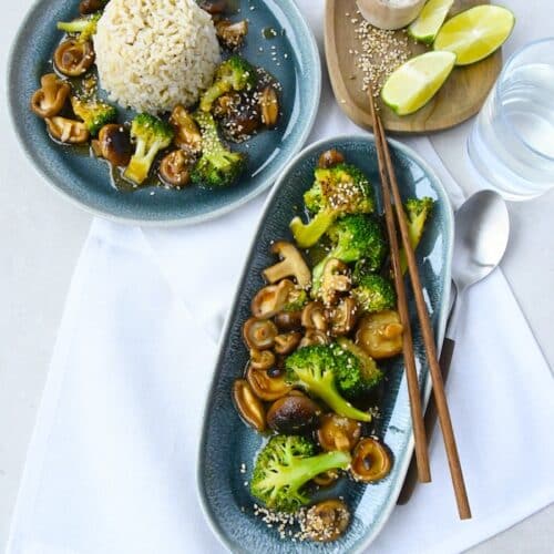 Entzündungshemmende Brokkoli-Pilz-Pfanne mit Ingwer & Sesam