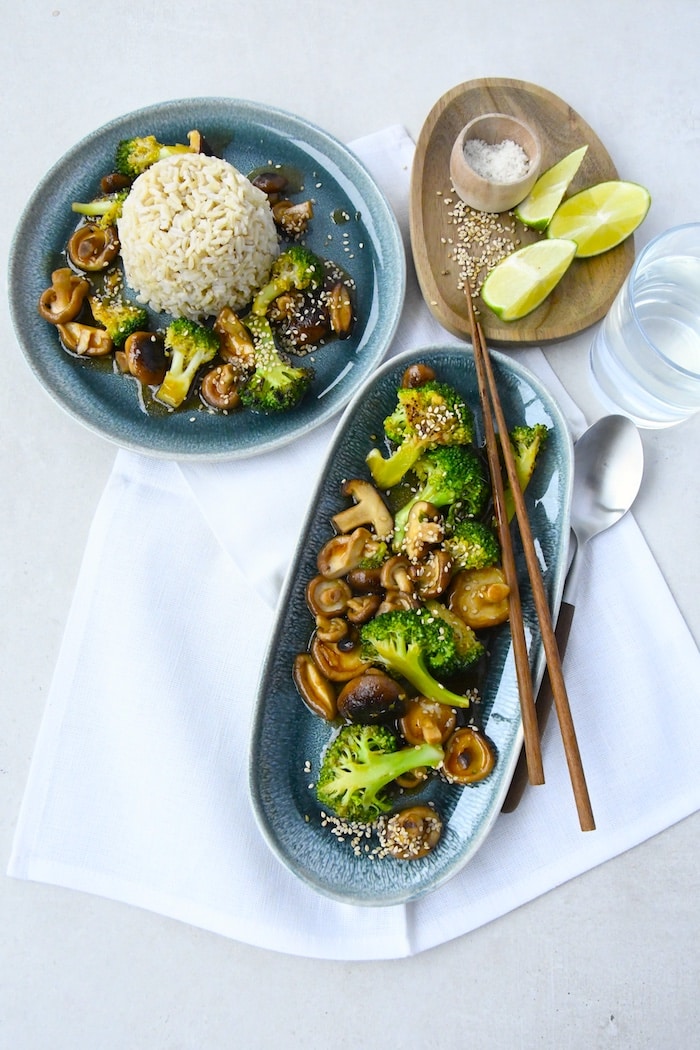 Entzündungshemmende Brokkoli-Pilz-Pfanne mit Ingwer & Sesam