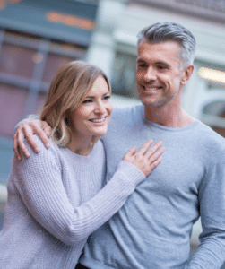 Paar Arm in Arm beim Stadtbummel
