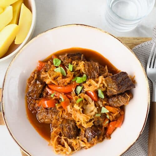 Mildes Rindergulasch mit Sauerkraut & Paprika