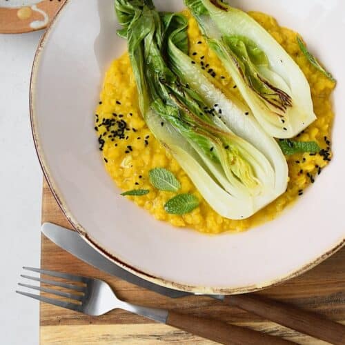 Goldene Linsencreme mit gedünstetem Pak Choi