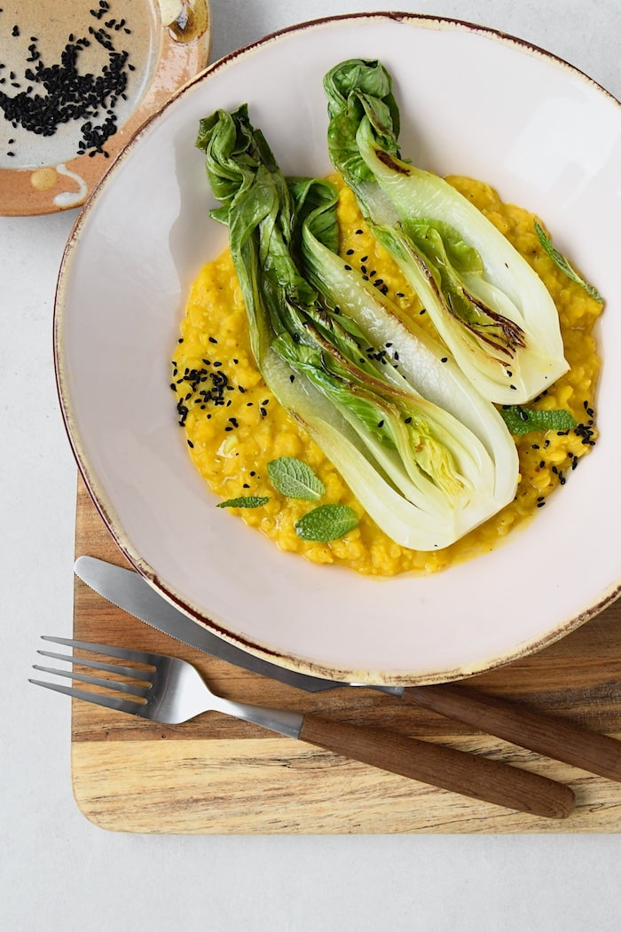 Goldene Linsencreme mit gedünstetem Pak Choi